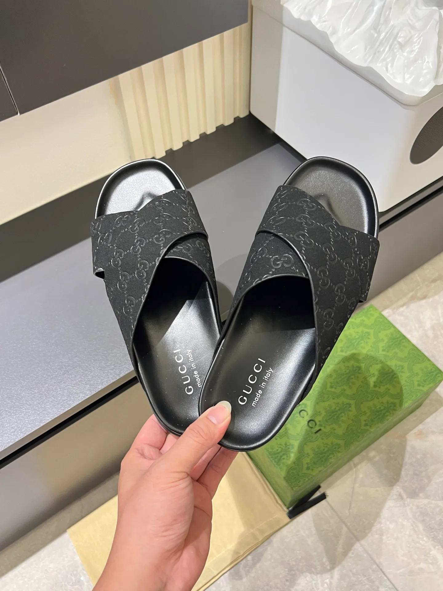 Men's Men's Shoes 💰p320 "GUCC＊" These slippers are made of GG polyester and feature a Gucci label on the front, adding a bold logo feel to the style. "Gucci Made in Italy" stamped label Rubber sole. Size 38-44